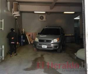 Los familiares ingresaron el automotor al parqueo de Medicina Forense para que el personal realizara el respectivo reconocimiento de ley. Fotos y video: Estalin Irías/El Heraldo.