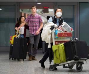 La mayoría de países del mundo realizan revisiones y evaluaciones en aeropuertos y aduanas para controlar el virus. Foto: Agencia AP.