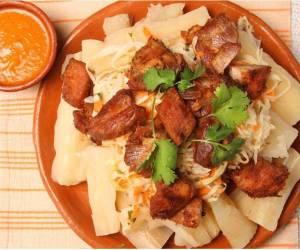 Yuca con Chicharrón, un delicioso platillo típico que puede disfrutarse durante almuerzos o cenas.