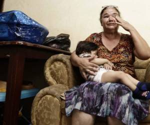 La señora Aidée Ayala no pudo contener el llanto al recibir en su hogar una canasta con alimentos.