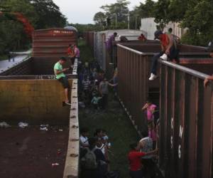 Cientos de migrantes centroamericanos de El Salvador, Honduras y Guatemala intentan cruzar México para llegar a los Estados Unidos. Foto: Agencia AP.