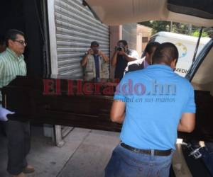 Familiares consternados retiraron este martes el cadáver del joven abogado. Foto: Efraín Salgado/El Heraldo.