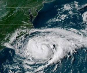 Esta imagen de la Administración Nacional Oceánica y Atmosférica (NOAA) muestra la tormenta tropical Chris el martes 10 de julio de 2018.