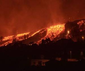 Las impresionantes columnas ardientes arrasaron árboles, invadieron carreteras y lograron penetrar en algunas casas, tal y como muestran varios videos publicados en las redes sociales. Foto: AFP