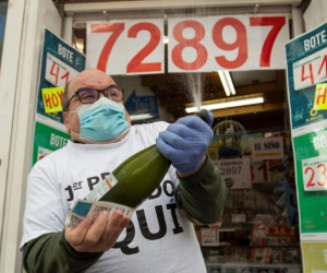 Vigo, Galicia, España: un vendedor de lotería celebra la venta del primer premio del sorteo de lotería de Navidad de España 'El Gordo' (el Gordo) en Vigo el 22 de diciembre de 2020. / AFP /