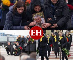 Las lágrimas y las flores de centenares de personas acogieron este domingo los ataúdes repatriados a Kiev de los once ucranianos muertos en el avión civil derribado por error en Irán, en un contexto de tensiones exacerbadas entre Washington y Teherán. FOTOS: AFP