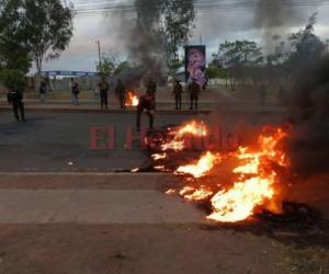 Los protestantes quemaron llantas en las vías públicas.