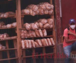 Ante la precariedad laboral las personas, como este señor en la capital, venden alimentos a las afueras de las empresas cerradas.