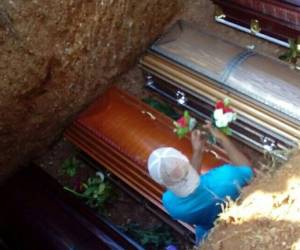 Momento en el que los cuerpos de las víctimas eran sepultados.