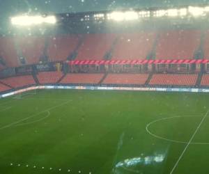 En el partido preliminar, Panamá y Qatar tampoco pudo iniciar a las 5:00 de la tarde debido a la gran cantidad de lluvia que está cayendo en el estadio BBVA Compass.