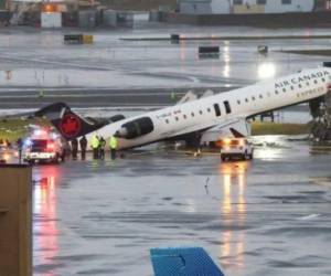 Un avión choca con un camión al aterrizar en un aeropuerto en Estados Unidos.
