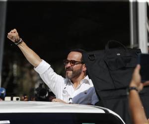 De la Espriella gana primera vuelta y va contra Cepeda.