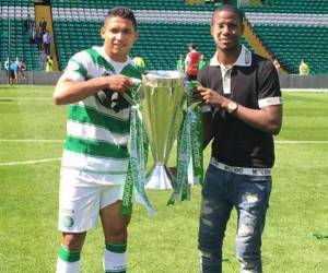 Emilio Izaguirre, lateral izquierdo hondureño junto con Juan Carlos García.