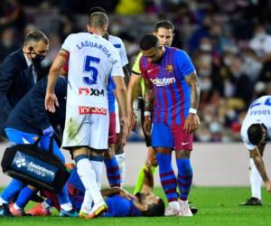 El atacante argentino fue sustituido a los 41 minutos. Recibió atención de parte del cuerpo médico en la cancha tras señalarse la parte alta del pecho y la garganta.