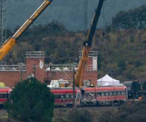El conductor explica en una primera llamada al centro de mando de Atocha que tenía el tren bloqueado y que no se podía mover, además de añadir que debía reconocer la situación del tren.