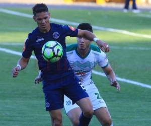 Roberto Moreira con la marca de Jefri Flores de Platense. Foto: Ronal Aceituno / El Heraldo.