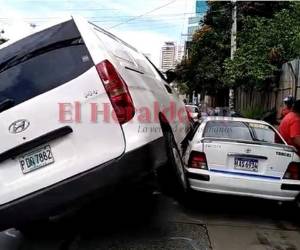 La camioneta se subió sobre el taxi que circulaba por el bulevar Centroamérica.
