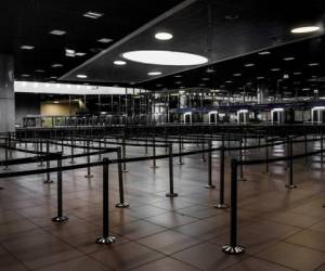 Un aeropuerto de Lisboa luce vacío debido al confinamiento. Foto AFP