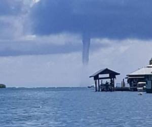 Este domingo se presenció una tromba marina en Jonesville. Foto Copeco Honduras