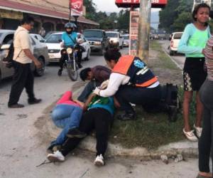 Tras el brutal impacto, varias personas quedaron tiradas en el suelo.