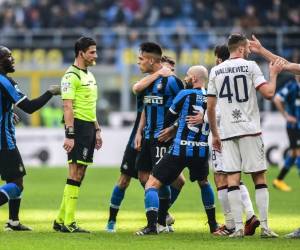 El mediocampista italiano del Inter de Milán Nicolo Barella (trasero C) detiene al delantero argentino del Inter de Milán, Lautaro Martínez (C), discutiendo con el árbitro italiano Gianluca Manganiello y recibiendo una tarjeta roja durante el partido de fútbol de la Serie A italiana Inter de Milán vs Cagliari el 26 de enero de 2020 en el Estadio San Siro de Milán. / AFP / Miguel MEDINA.