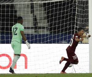 Ronald Hernández, de Venezuela, festeja tras anotar el tanto del empate ante el arquero ecuatoriano Pedro Ortiz, durante un partido de la Copa América, el domingo 20 de junio de 2021, en Río de Janeiro (AP Foto/Bruna Prado)