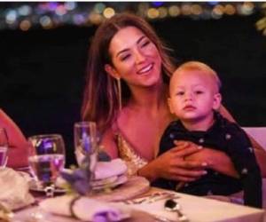 Yaritza Owen junto a su bebé Sebastian en la cena de Acción de Gracias.