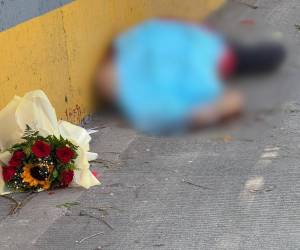 La mujer portaba un ramo de flores en una de sus manos, un elemento que quedó bajo análisis de las autoridades que investigan el caso.