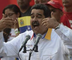 Nicolás Maduro pronuncia un discurso durante una manifestación progubernamental en Caracas. Foto AFP