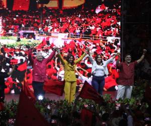 Autoridades de Libertad y Refundación (Libre) y cientos de militantes llegaron a Tegucigalpa para la Asamblea Extraordinaria en la que se reafirmó el respaldo a Rixi Moncada como candidata presidencial. Más detalles a continuación.