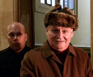 En esta foto de archivo tomada el 9 de diciembre de 2013, el terrorista internacional Ilich Ramírez Sánchez (R), alias Carlos, llega a la Corte Penal del Palacio de Justicia de París. Ilich Ramírez Sánchez, también conocido como Carlos, es enjuiciado el 5 de marzo por el atentado contra la Farmacia Publicis que tuvo dos muertos y 34 heridos en París, en 1974. Foto AFP