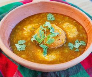 Esta sopa de capirotadas es una opción para disfrutar caliente, especialmente durante los días fríos y lluviosos.