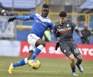 Mario Balotelli (izq) trata de superar la marca de Rodrigo de Paul durante un partido entre Brescia y Udinese en Brescia el 9 de febrero del 2020. Foto: Agencia AP.