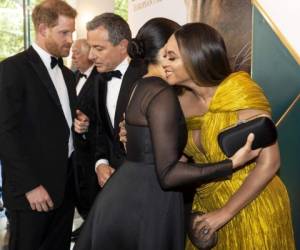 Meghan Markle y el príncipe Harry acudieron a la premiere de la cinta El Rey León realizada en Londres el domingo, donde también se dieron cita los cantantes Beyoncé y su esposo Jay-Z.