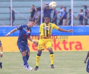 Marcelo Santos y Rony Martínez en la disputa por el esférico. Foto: Ronal Aceituno / EL HERALDO.