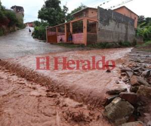 Esta calle de la colonia La Era quedó incomunicado por las lluvias. Foto: Marvin Salgado/EL HERALDO