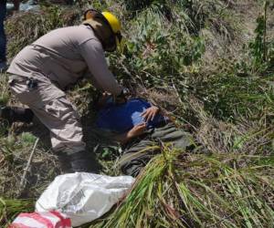 Un elemento del Cuerpo de Bomberos realiza primeros auxilios a un herido.