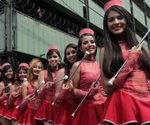 Los estudiantes de secundaria se preparan mañana y tarde para sus presentaciones del próximo 15 de septiembre.