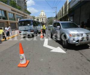 Los vehículos que transitan por esta ruta no podrán estacionarse, particularmente frente a las antiguas instalaciones del BCH, fotos: Johny Magallanes/El Heraldo.