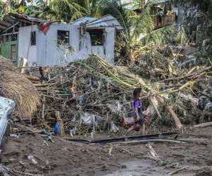 Más de medio centenar de muertos y de un millón de afectados por un tifón en Filipinas.