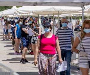 Personas se forman en un sitio de pruebas temporal en donde el consejo municipal comenzó a realizar pruebas para el Covid-19 en Torrejón de Ardoz, España. Foto: AP.