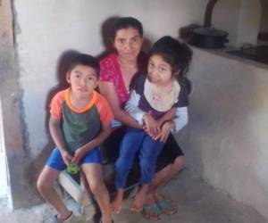 Doña Francisca Gonzales y sus hijos, Rudis y Maritza, requieren de su apoyo solidario para tener una mejor calidad de vida.