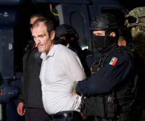 Héctor 'El Güero' Palma, uno de los fundadores del cártel de Sinaloa, es escoltado por federales el 15 de junio de 2016 a una prisión de máxima seguridad en México. (Foto: Procuraduría General de la República vía AP)