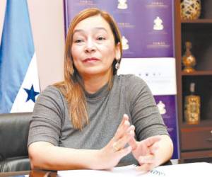 La secretaria de Finanzas, Rocío Tábora, dijo que se analizarán en los próximos días los diferentes escenarios para la estatal telefónica.