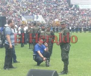 El hijo de Juan Orlando y Ana se acercó a la grama para tener un mejor panorama para sus fotografías. (Foto: Yony Bustillo/ El Heraldo Honduras, Noticias de Honduras)