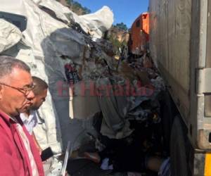 Una escena de luto y caos quedó en la carretera tras el aparatoso accidente registrado esta mañana. (Foto: Estalin Irías/ El Heraldo Honduras/ Noticias Honduras hoy)