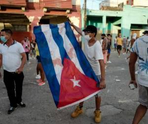 Miles de cubanos, hartos de la crisis económica, agravada por la escasez de alimentos y medicinas y que ha obligado al gobierno a cortar la electricidad durante varias horas al día, salieron espontáneamente a la calle el domingo. Foto: AFP