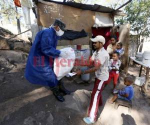 Los alimentos se entregaron de puerta en puerta. Foto: Marvin Salgado/EL HERALDO