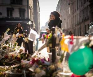 Una mujer llorando ante el memorial a las víctimas del ataque terrorista en la sala Bataclan en noviembre de 2015. Foto: Agencia AFP