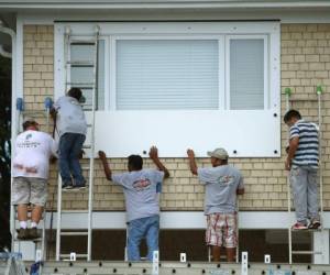 Cientos de personas aseguraron sus casa tras el anuncio de la llegada del huracán Florence. Foto: AFP